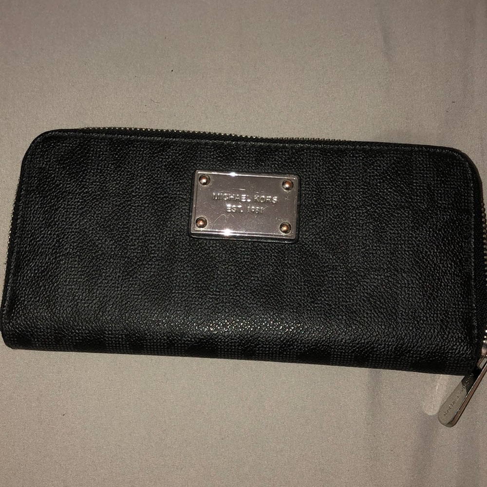 MK JetSet Travel Zip Around Signature WalletClutch